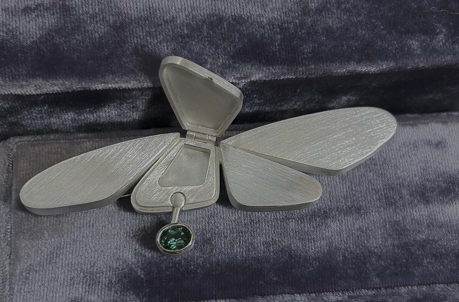 Schmuckstück mit Ähnlichkeit zu Schmetterling, grüner Stein eingefasst Schmuckstück mit Ähnlichkeit zu Schmetterling, grüner Stein eingefasst