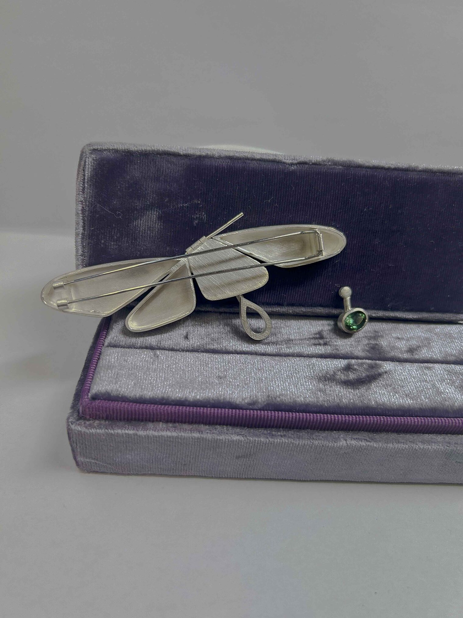 Schmuckstück in Schatulle, ähnlich zu Schmetterling, grüner Stein Schmuckstück in Schatulle mit Ähnlichkeit zu Schmetterling, grüner Stein eingefasst