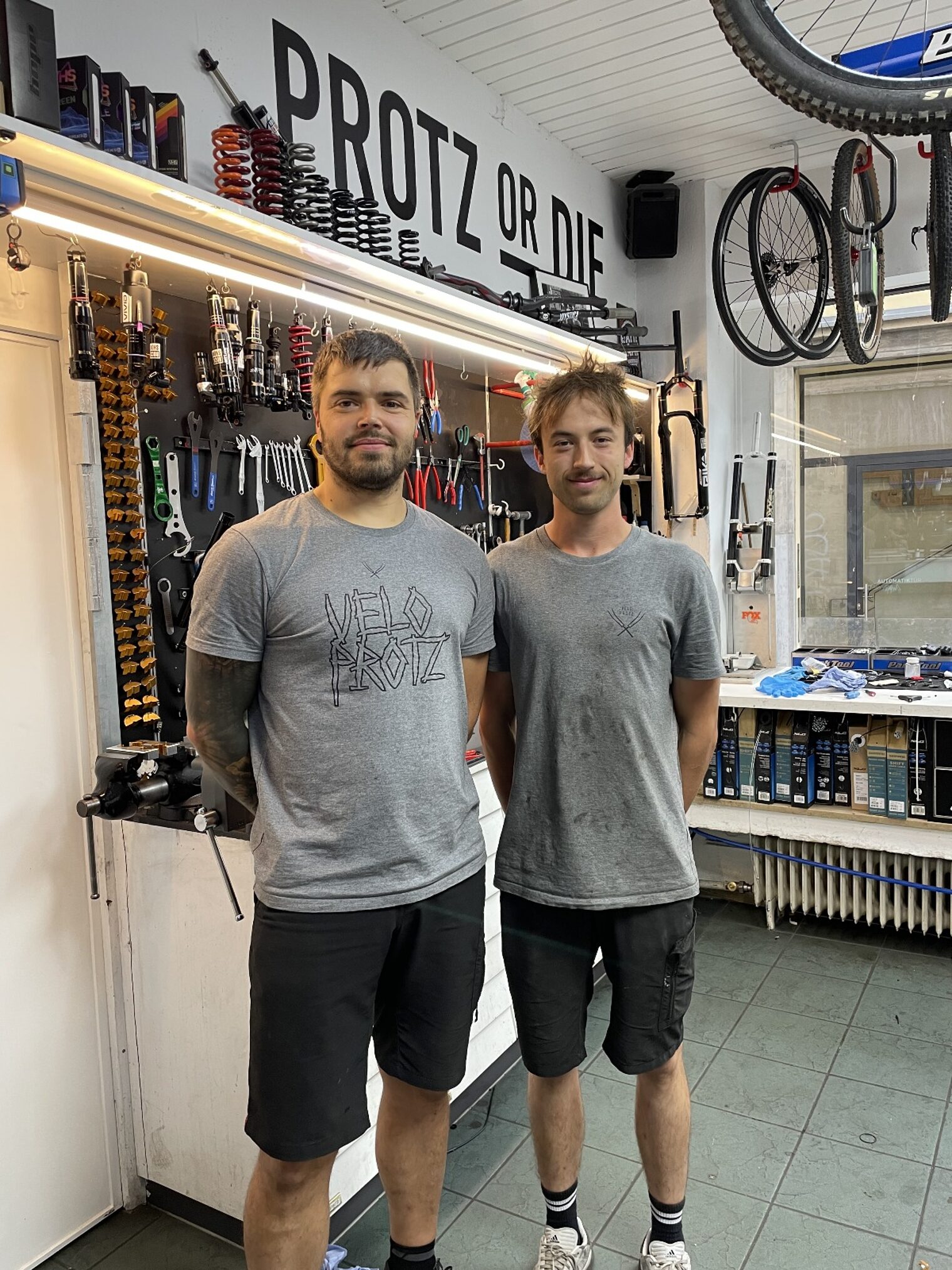 DMH 2025 | Kammersieger Azubi und Ausbilder in Fahrradwerkstatt, schauen in Kamera