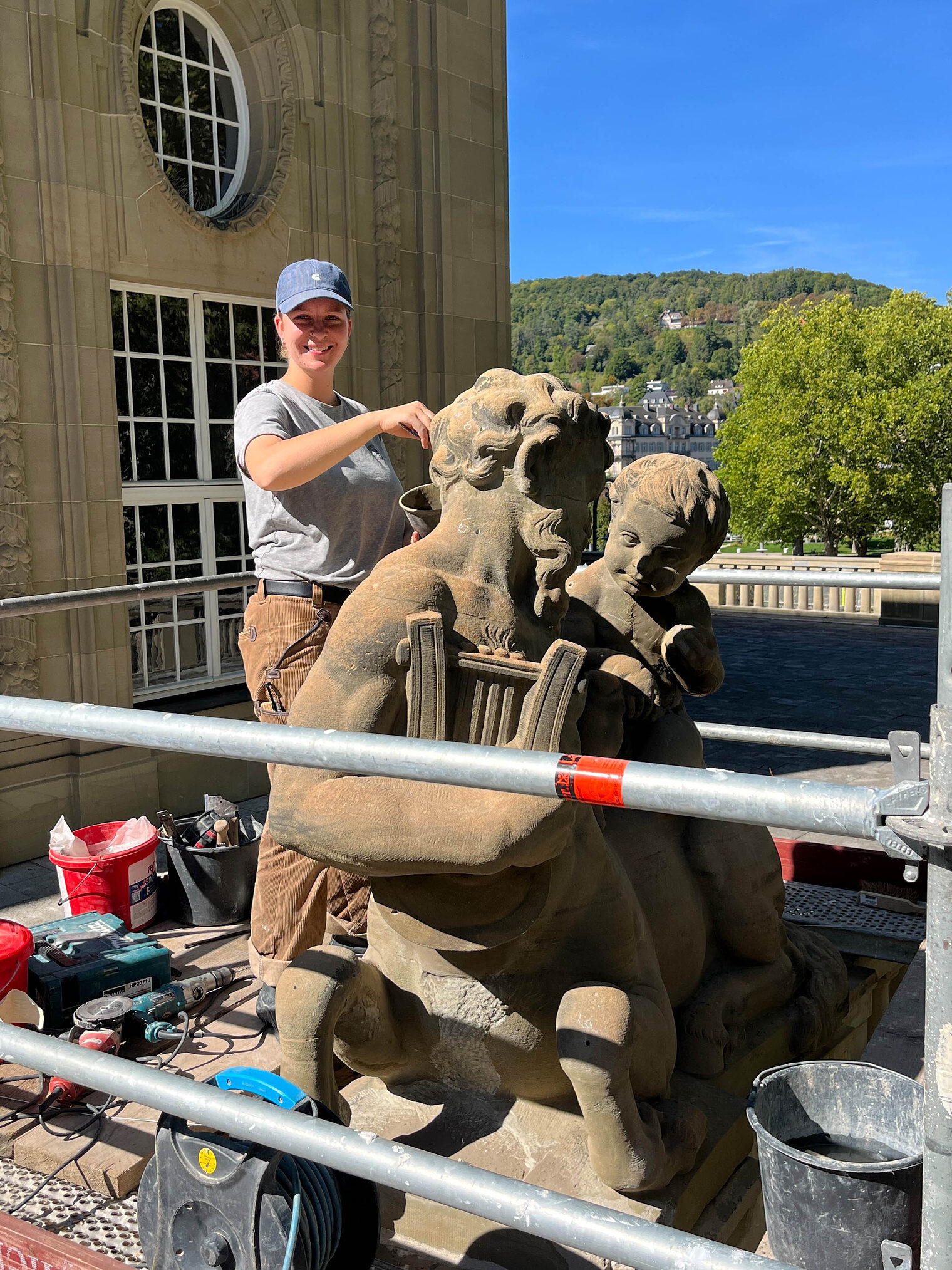 DMH 2025 | Kammersieger Steinmetzin auf Baustelle an einer Steinfigur