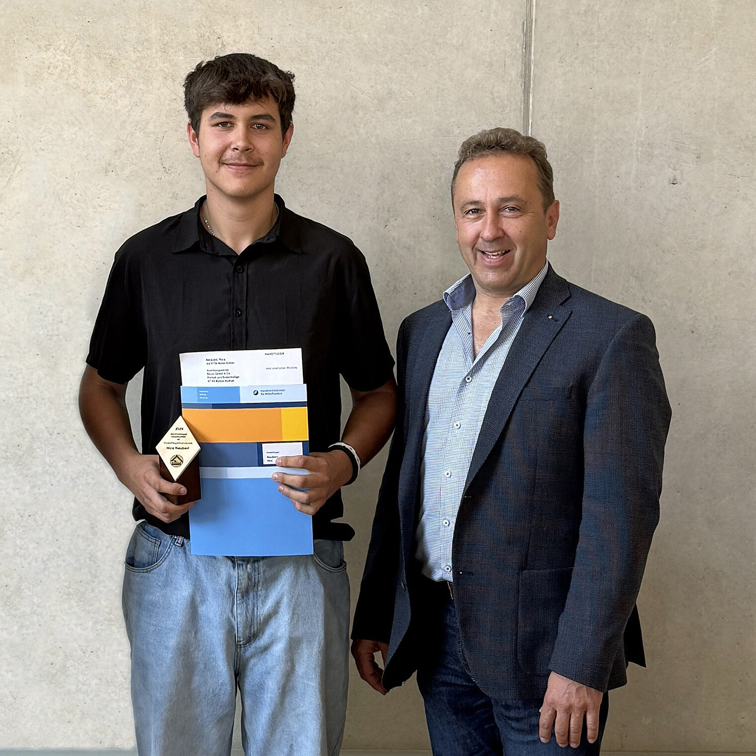 DMH 2025 | Kammersieger Zwei Personen, Azubi und Betriebsinhaber mit Auszechnungsurkunde