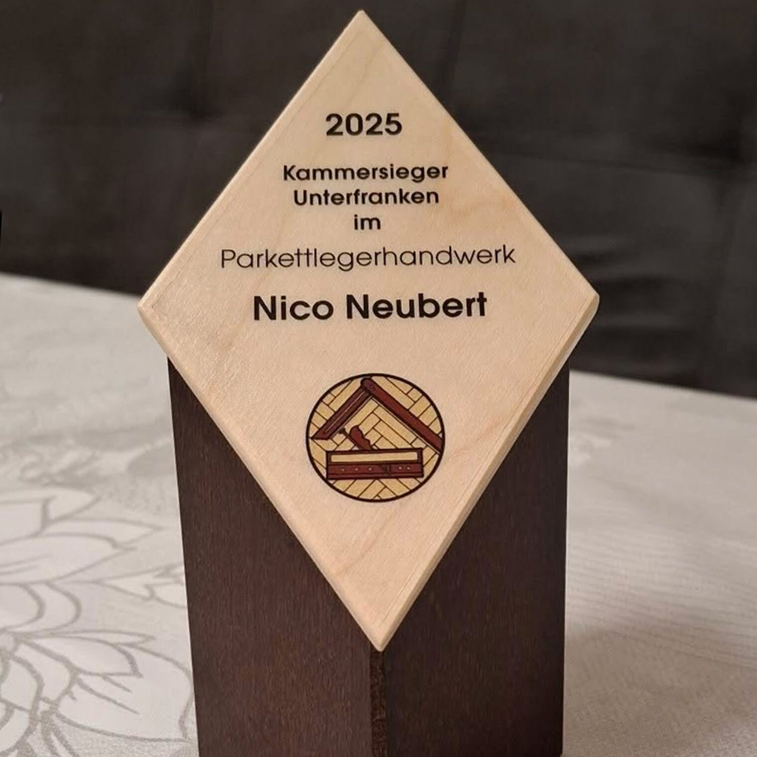 DMH 2025 | Kammersieger Auszeichnung mit Text: Kammersieger Unterfranken im Parkettlegerhandwerk Nico Neubert