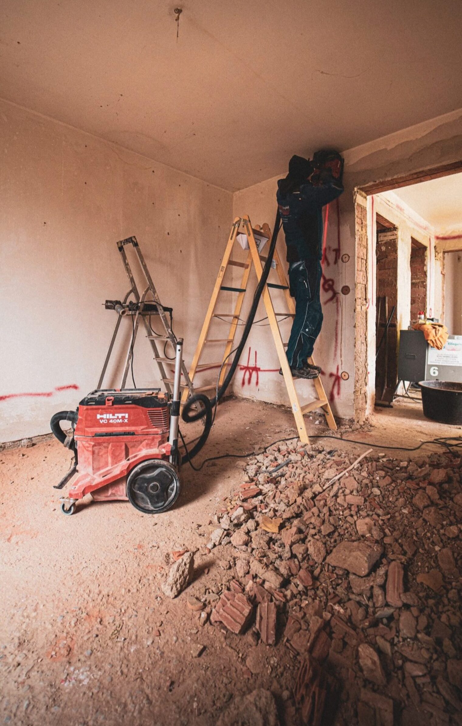 DMH 2025 | Kammersieger Elektroniker auf Baustelle