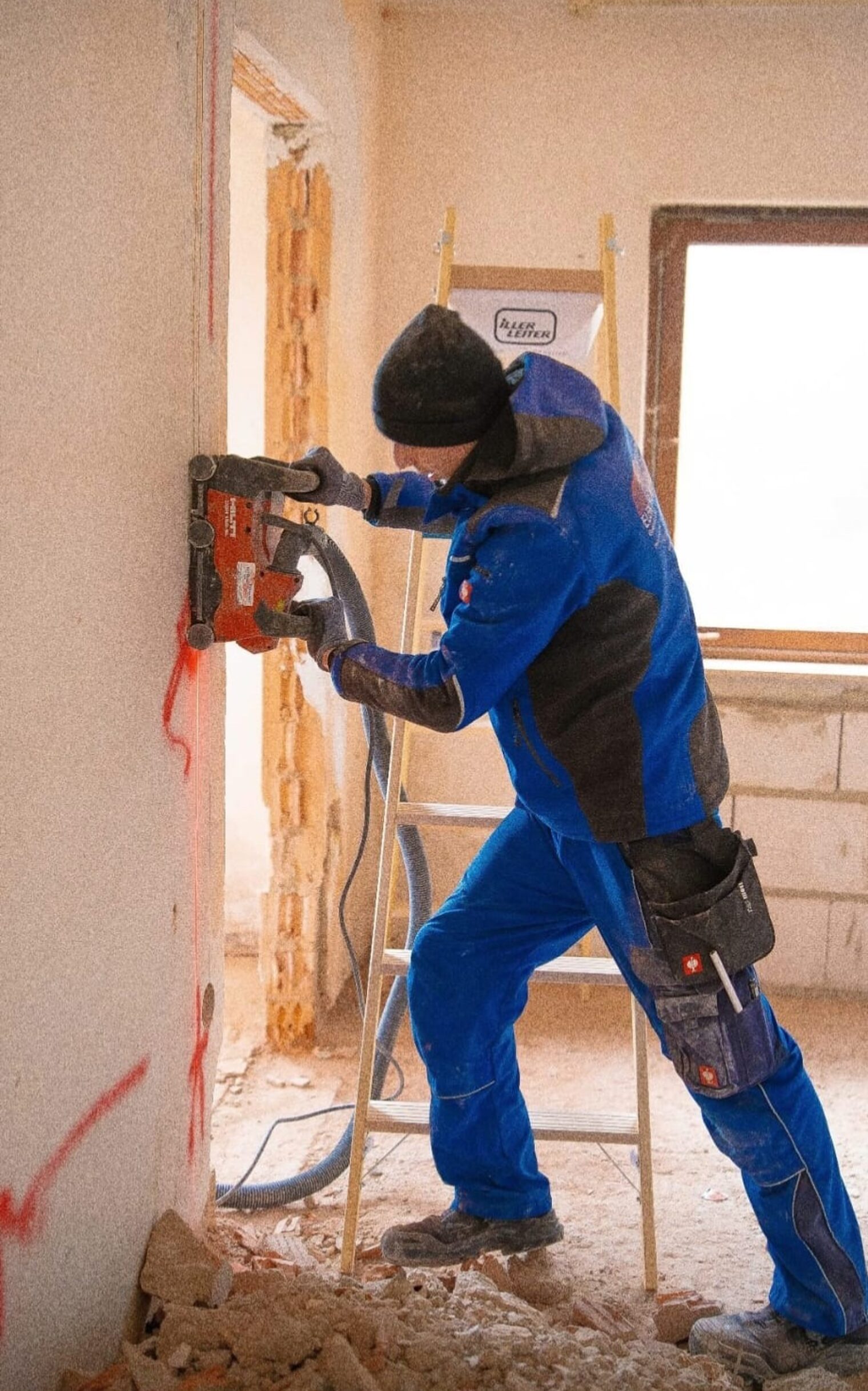 DMH 2025 | Kammersieger Elektroniker auf Baustelle, mach mit Maschine Schlitze in die Wand