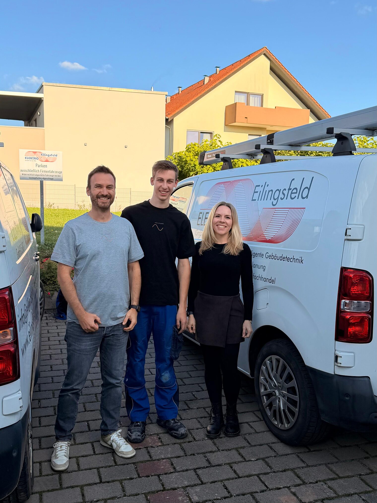 DMH 2025 | Kammersieger Gruppenfoto Elektroniker mit zwei Kollegen vor Auto