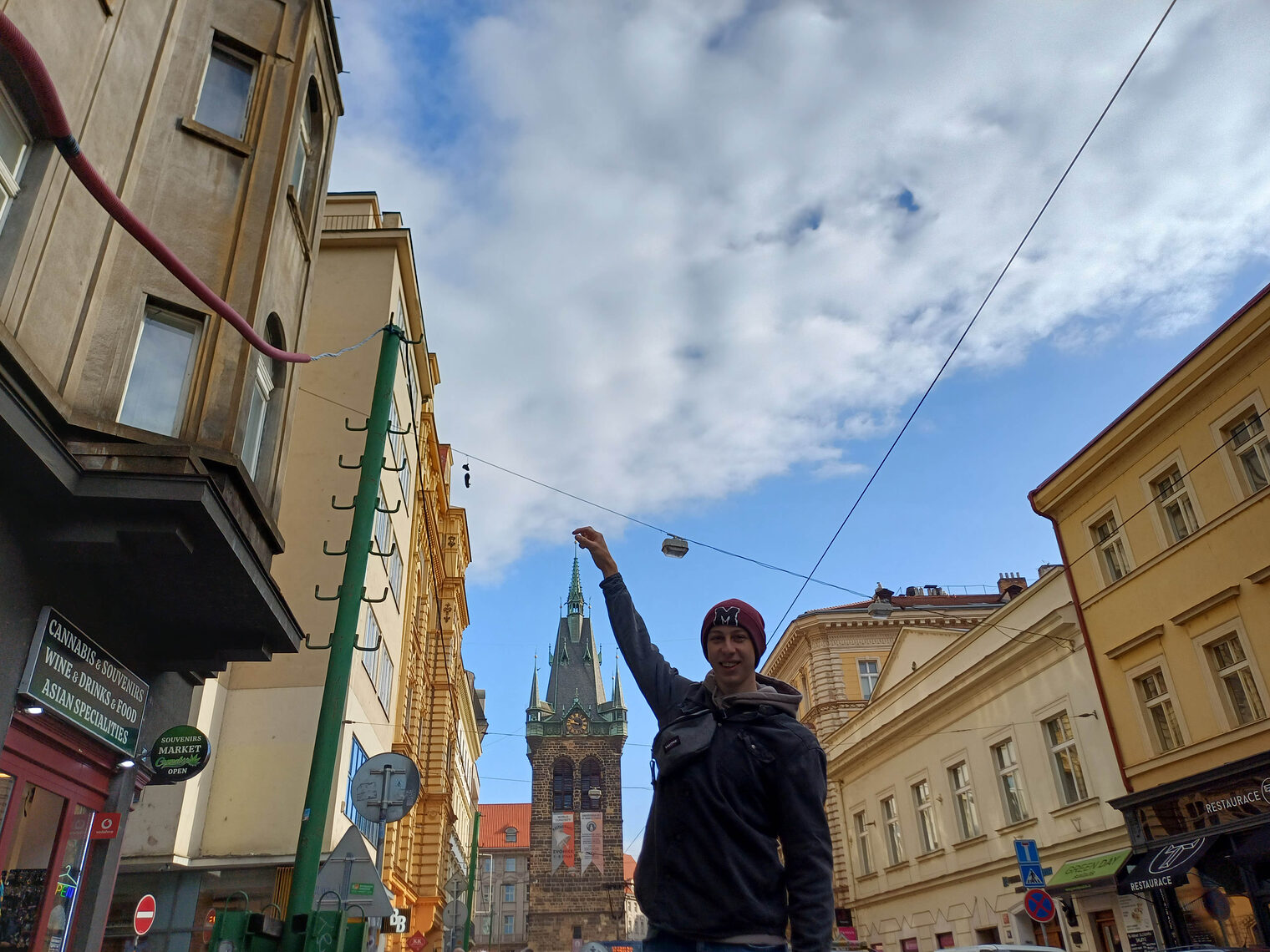 DMH 2025 | Kammersieger Elektroniker in Innenstadt zeigt mit Hand auf Kirchturm