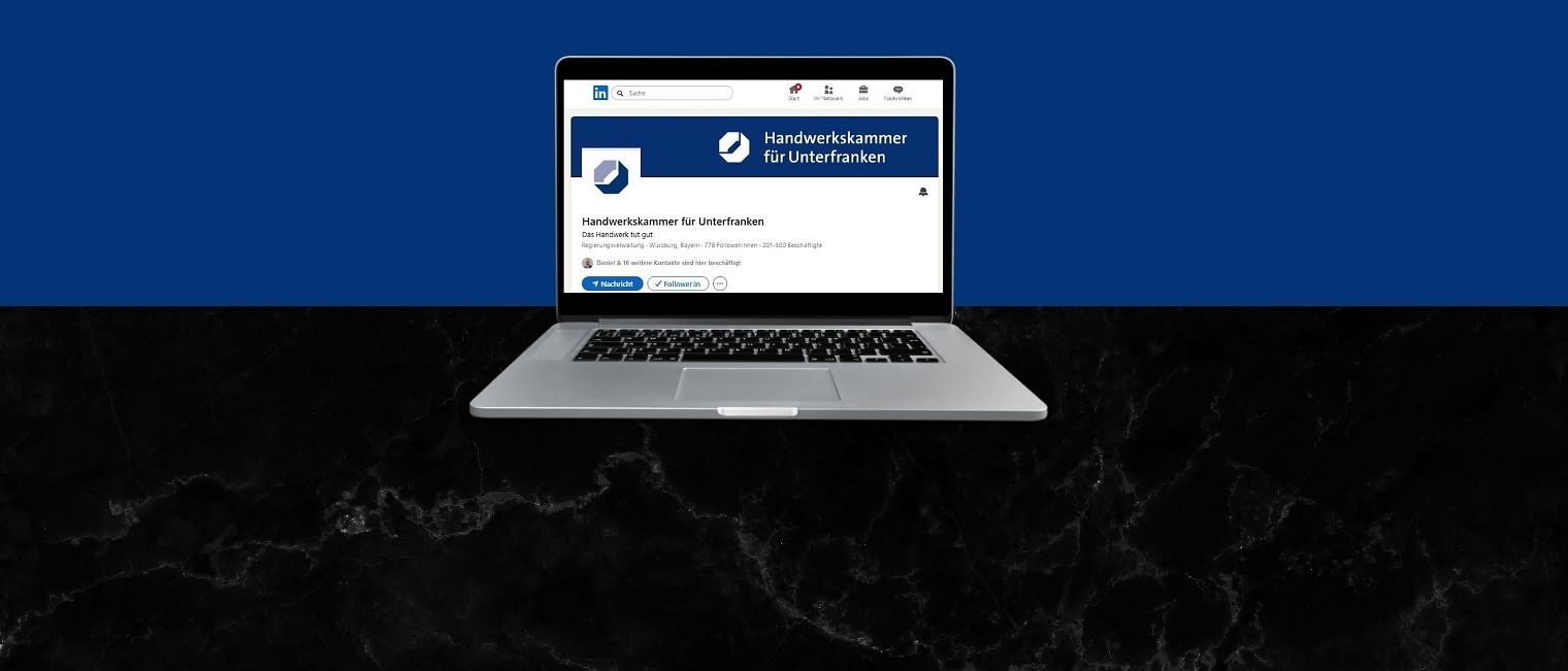 Man sieht einen Laptop. Auf dem Bildschirm sieht man die LinkedIn-Seite der Handwerkskammer für Unterfranken