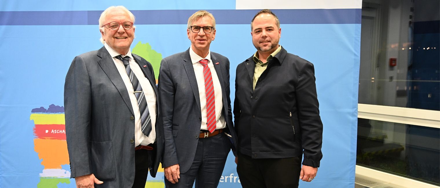 Auf dem Bild stehen drei Männer. Es ist das Präsidium der Handwerkskammer für Unterfranken