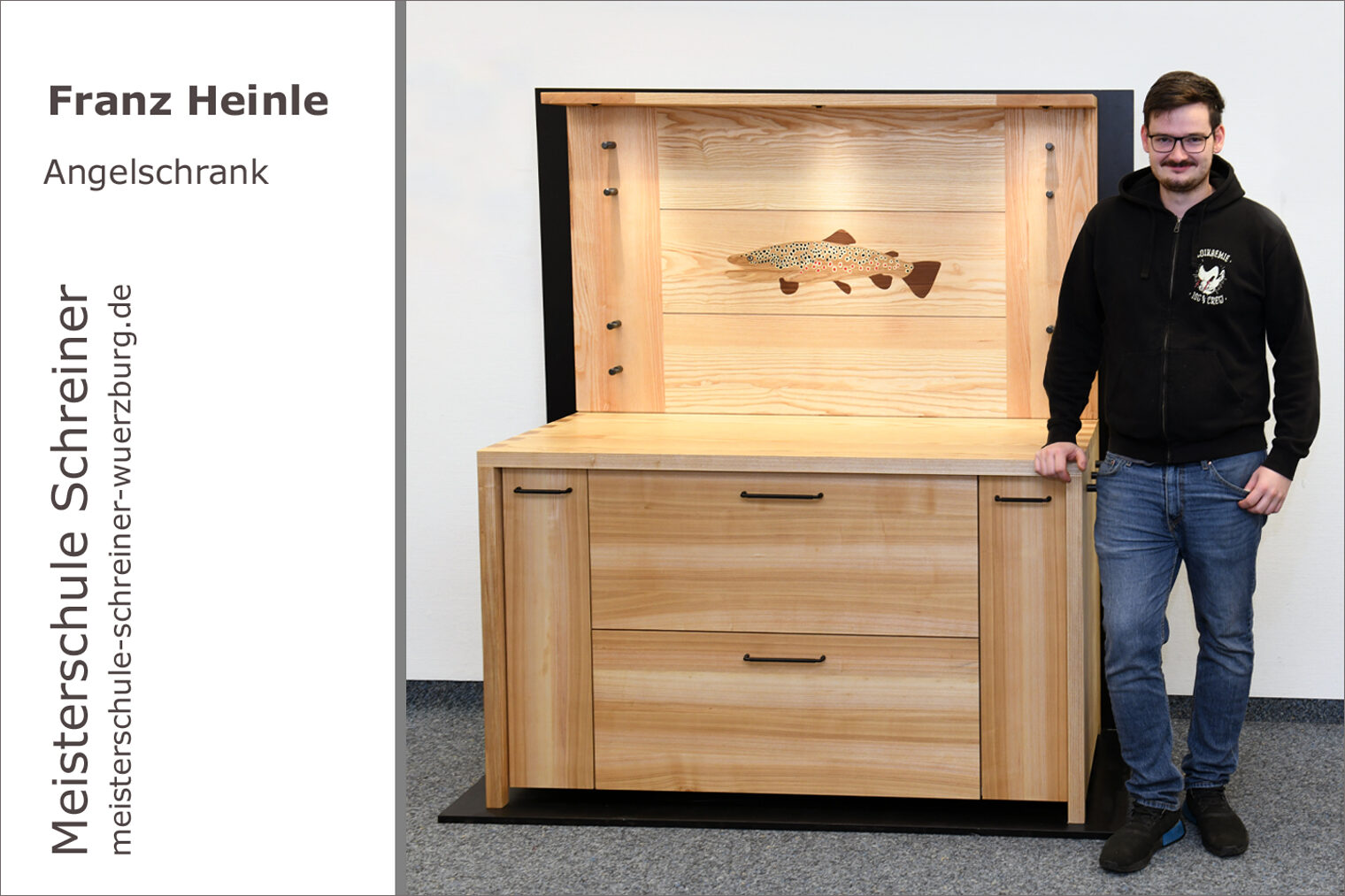 Portrait von Franz Heinle mit seinem Schreinermeisterstück "Angelschrank"