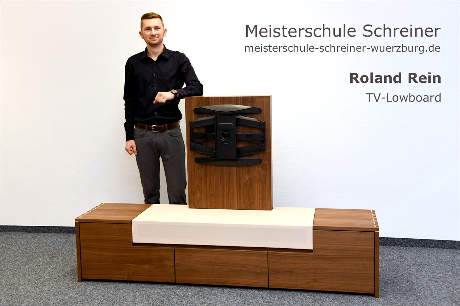 Portrait von Roland Rein mit seinem Schreinermeisterstück "TV-Lowboard"