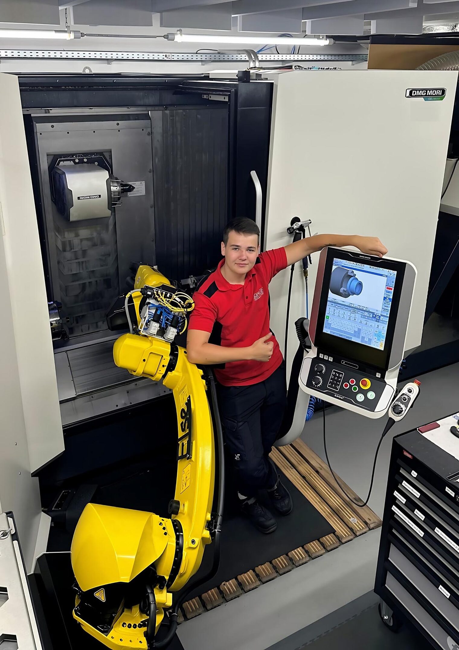 Feinwerkmechaniker an CNC Maschine