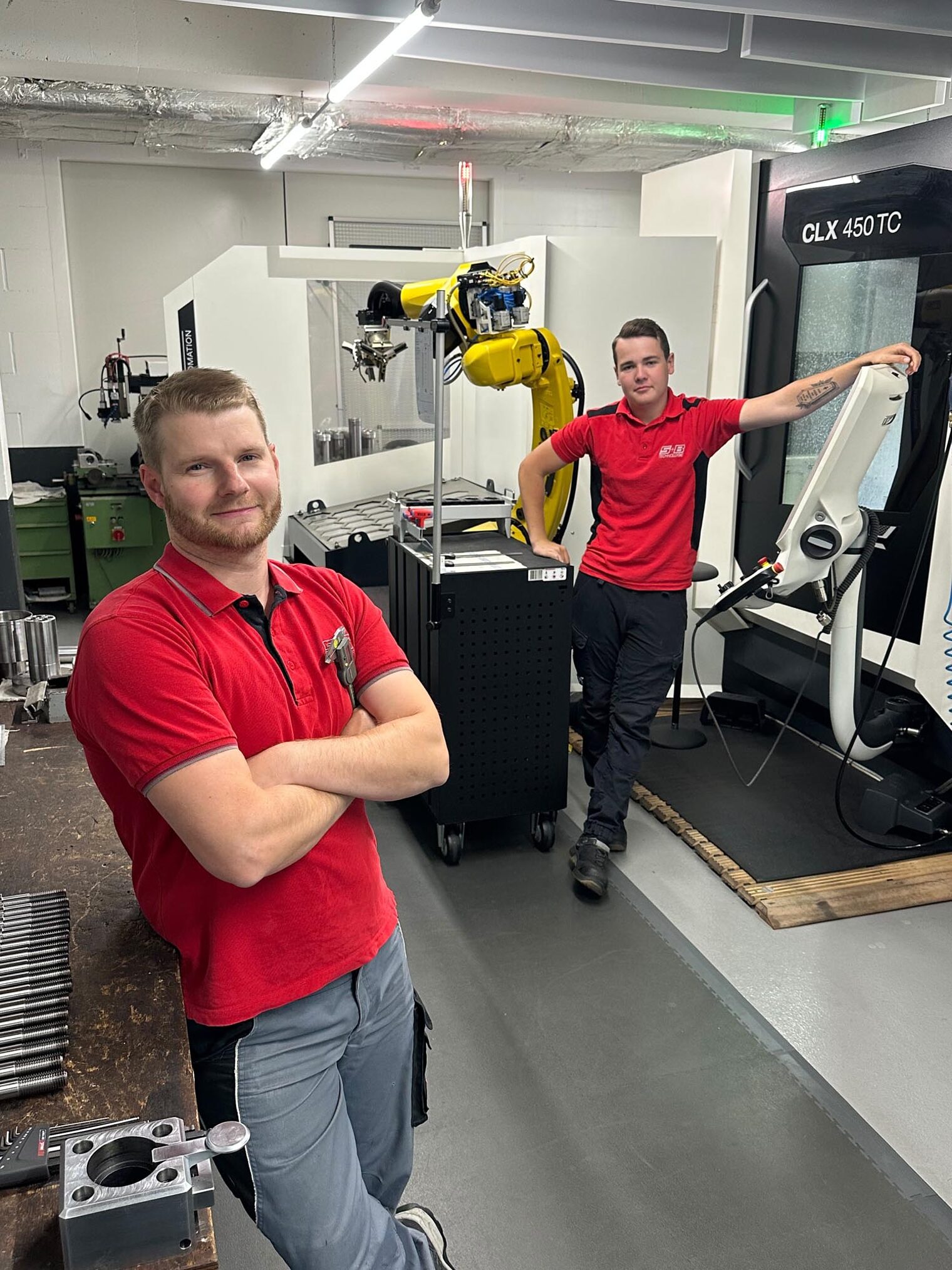 Feinwerkmechaniker an CNC Maschine