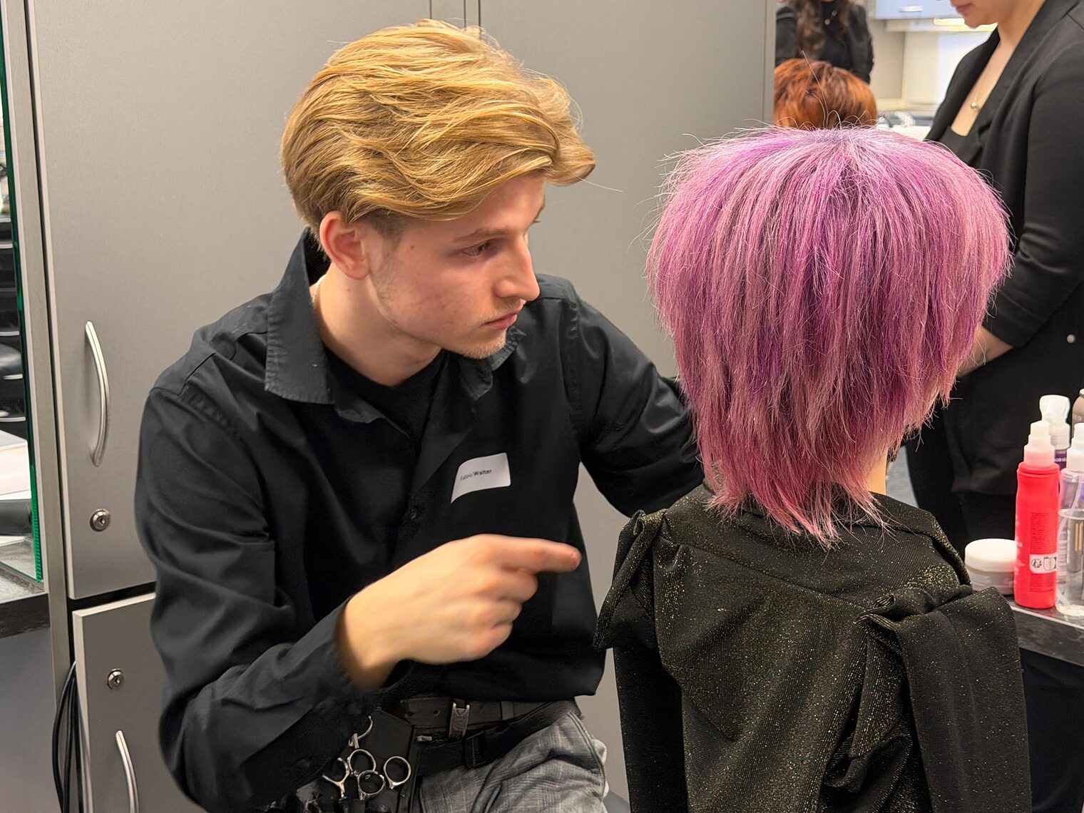 Friseur an Übungskopf