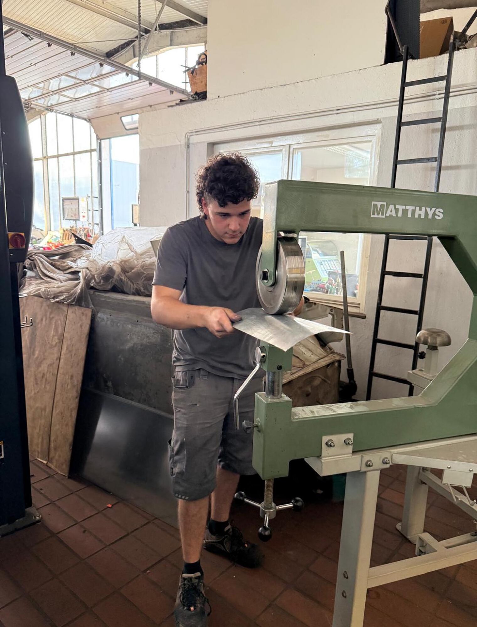 Sieger walzt Bleck an der Maschine