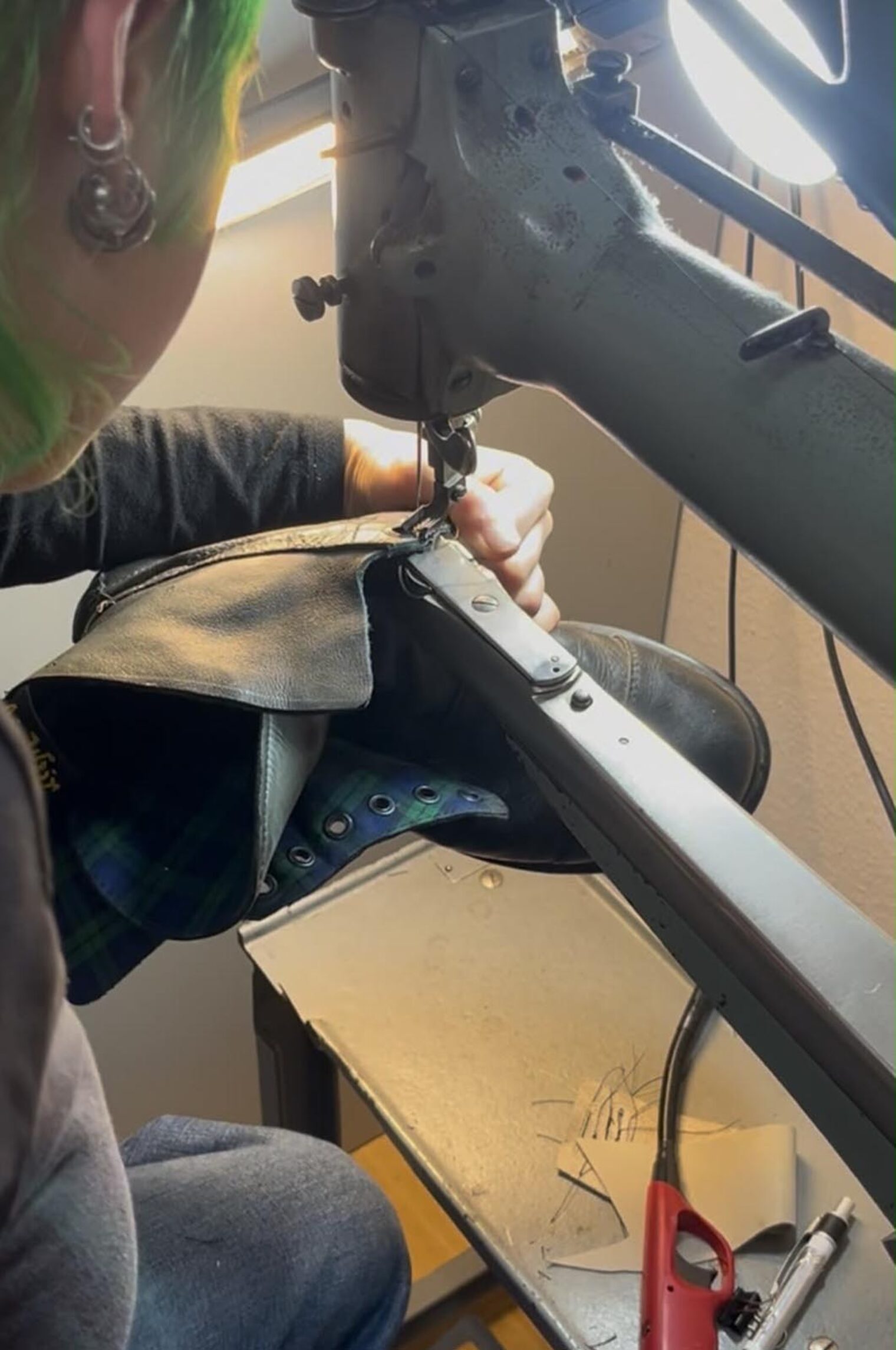 Nahaufnahme Nähmaschine mit Schuh