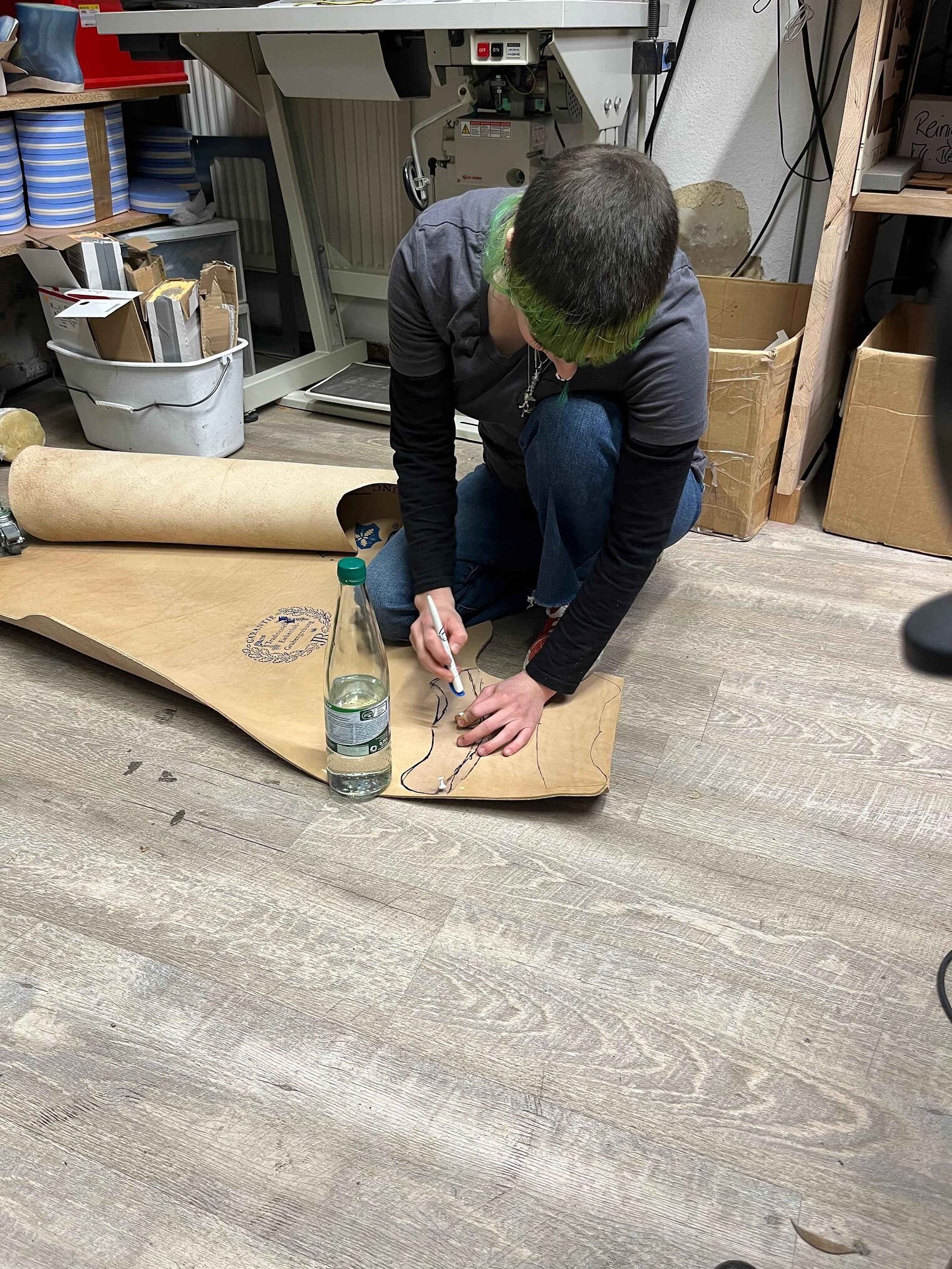 Schuhmacherin schneidet Sohle zurecht
