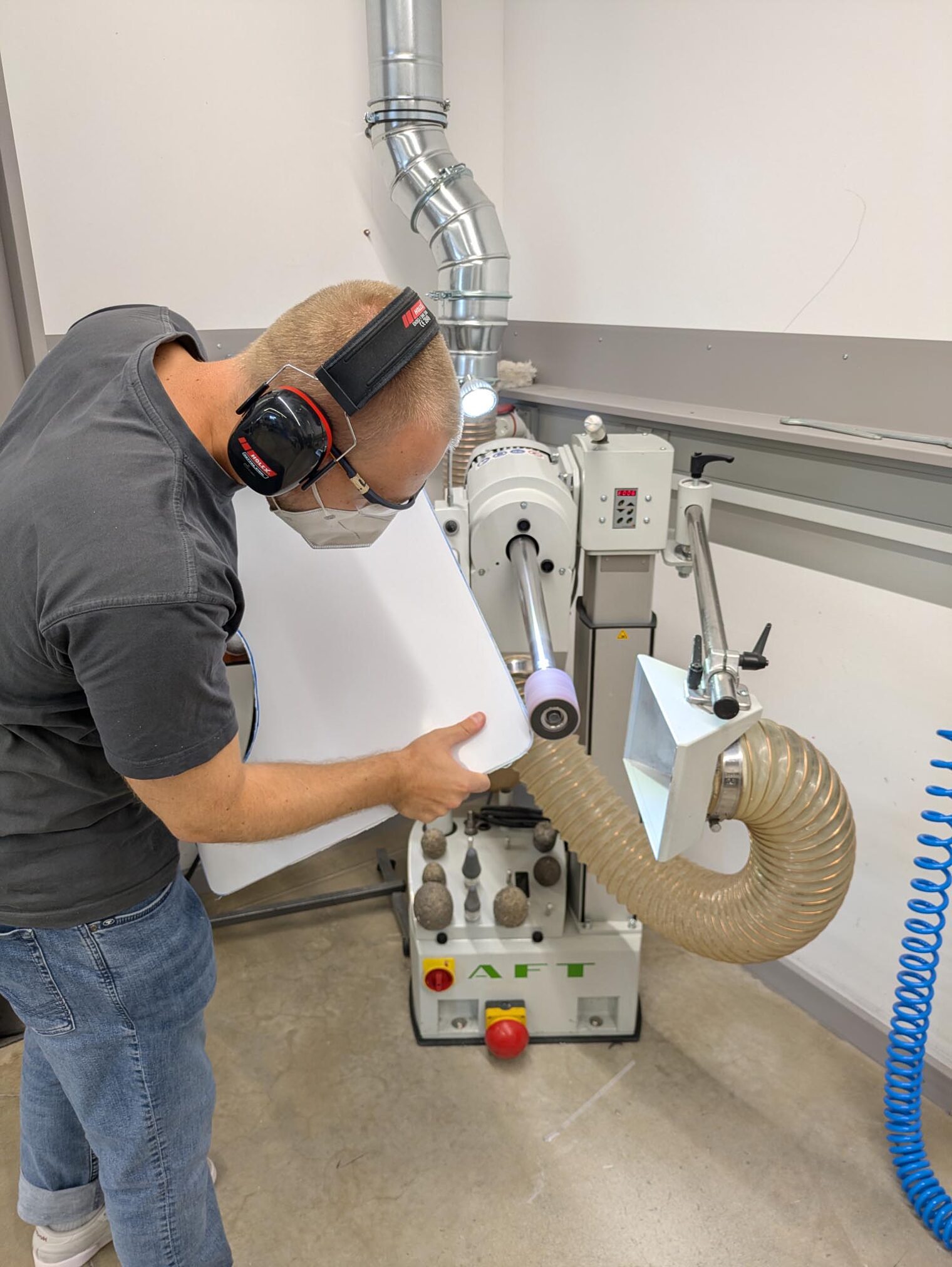 Orthopädiemechaniker an Schleifmaschine