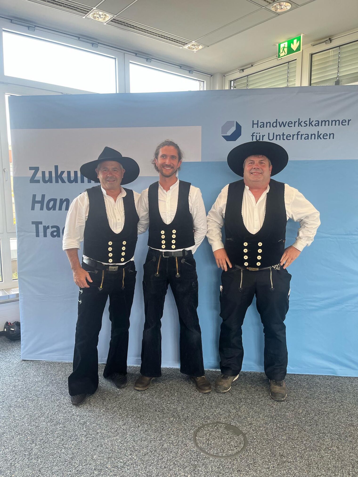 Gruppenfoto drei Personen bei Freisprechungsfeier