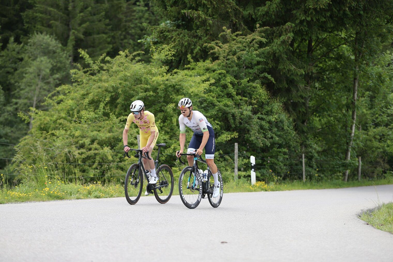 Rennradfahrer auf Straße