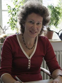 Vera Hercik am Schreibtisch