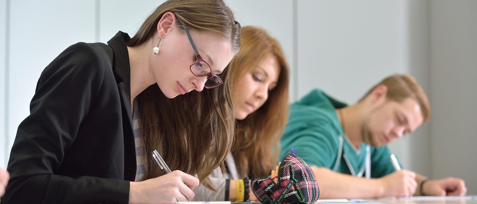 Szene im Unterricht, Schüler schreiben