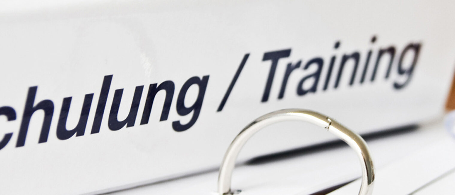 Foto eines Aufstellers mit der Aufschrift "Schulung/Training"